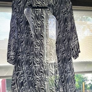 According Blouse with buttons in Black and White Size Small